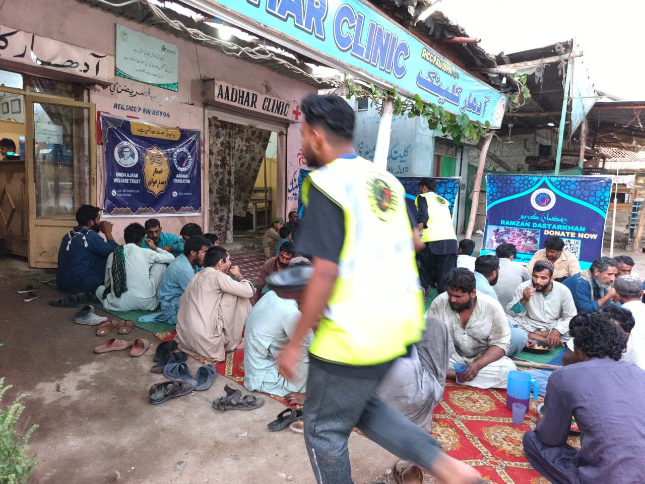 روزانہ افطار دسترخوان  | بھینس کالونی کراچی (17th Iftari )